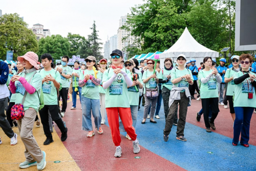 蓝花楹盛开的母亲节，奥运冠军带领500市民“走花路”