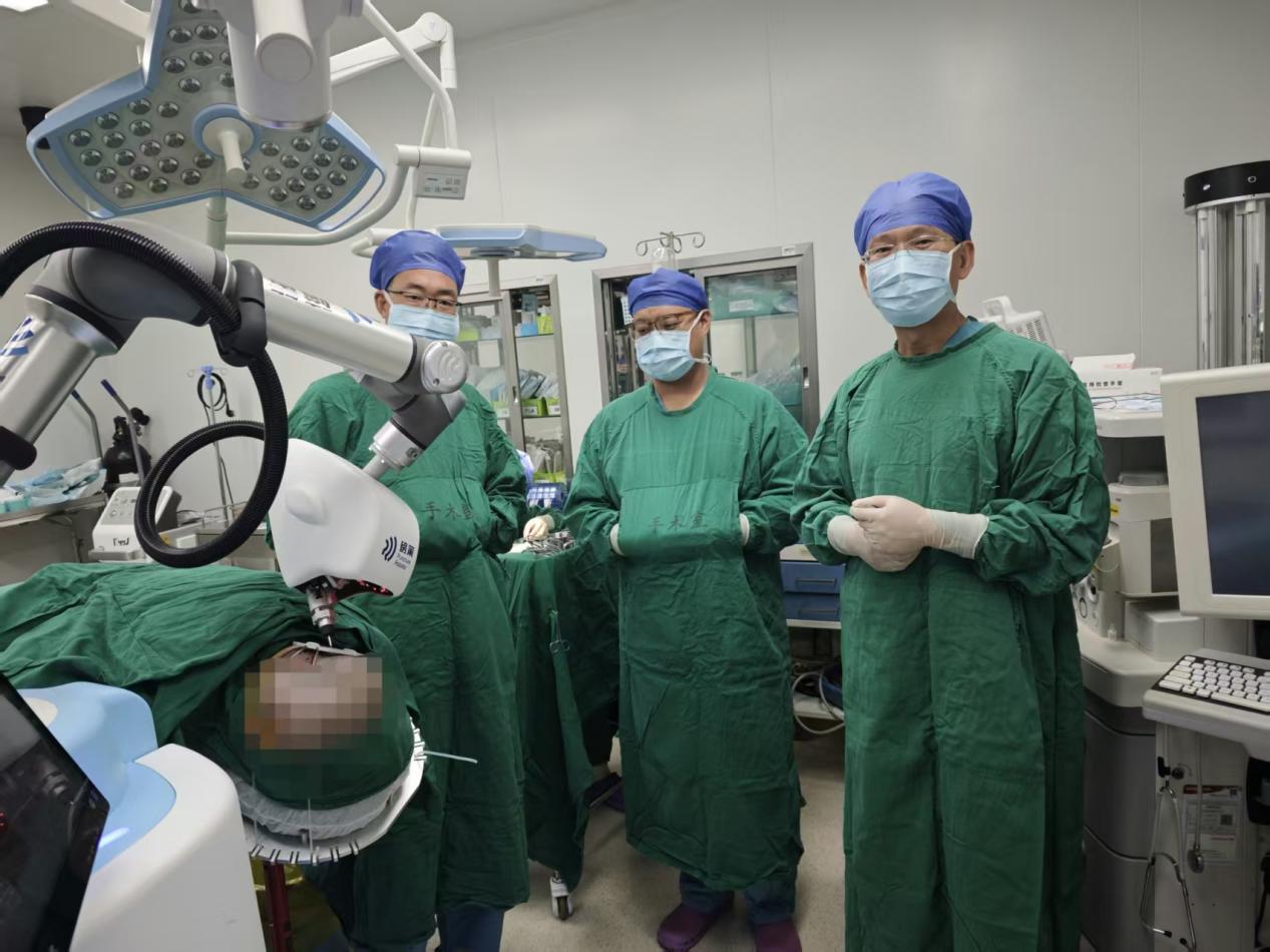 北京大学第三医院谢祥教授主刀磅策HAIRO植发机器人手术，引领智能植发新方向